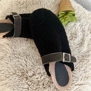 Intervalle Black Shearling Clogs – Size 8